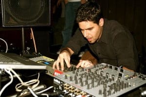 Mp3: Gui Boratto – DJ Weekly Podcast 054 – 14-09-2011