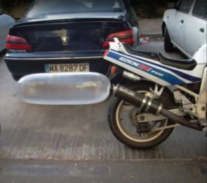 EXPERIMENTO: Moto infla condón para demostrar su resistencia.