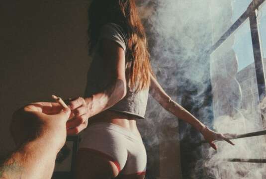Consumir marihuana aumenta la probabilidad de tener relaciones sexuales