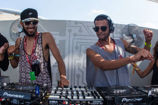 Video: Pueden los DJS Bailar ? Can DJS DANCE ?