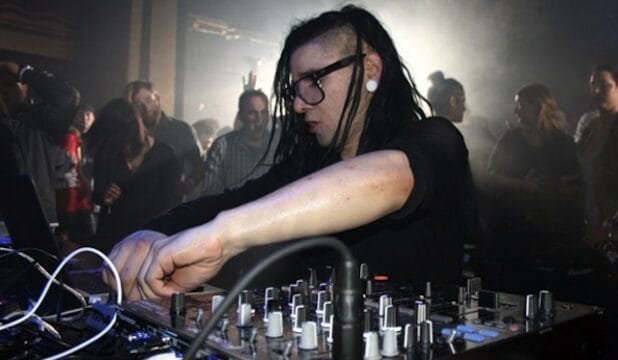 Video: Skrillex se le incendia el Pelo apagando la torta de Cumpleaños