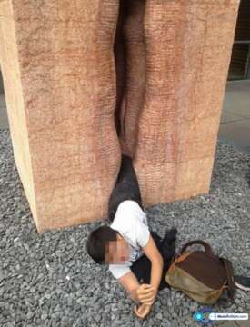 Jovén es rescatado de Vagina Gigante en Alemania