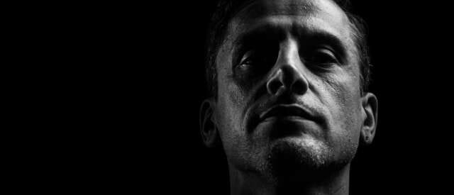 The Advent: El erudito originario que se vestirá de negro para manipular las masas