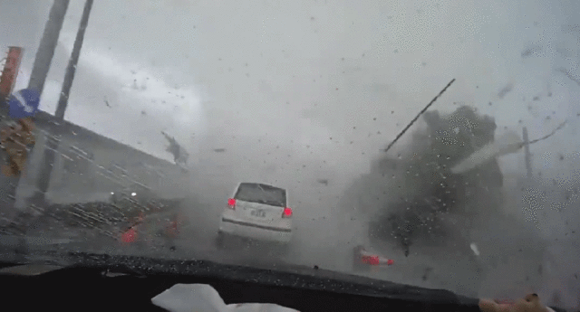 Video: Ese momento en el que un Mini Tornado se traga un Carro en China