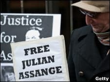 Michael Moore colabora con US$20.000 para la fianza de Assange