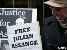 Michael Moore colabora con US$20.000 para la fianza de Assange