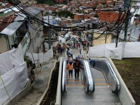 Cobran “peaje” en las escaleras mecánicas públicas de Medellín