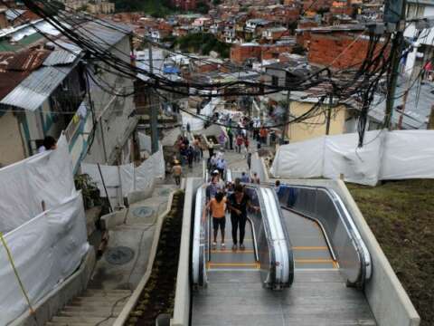 Cobran “peaje” en las escaleras mecánicas públicas de Medellín