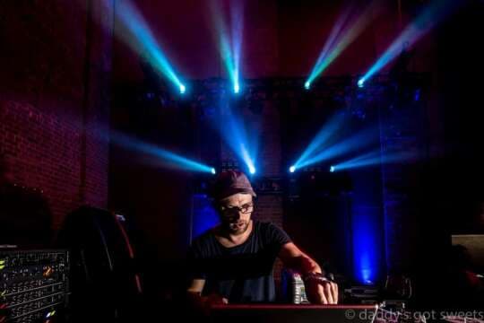 Finaliza la semana con las pistas más excitantes JICHAEL MACKSON ¡Mañana abrirá la cesta misteriosa en Clube1984!