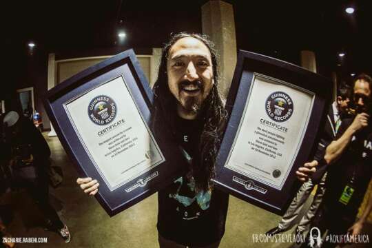 Lo que faltaba :) Steve Aoki quiebra 2 record Guinness
