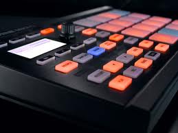 Jeremy Ellis muestra el nuevo Maschine Mikro de Native Instruments