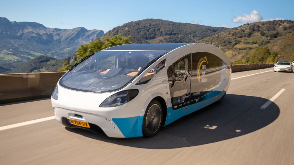 El auto que atravesó Europa sin detenerse y alimentado con energía solar