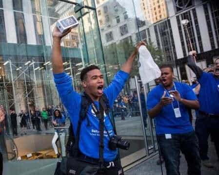 Fanáticos se abalanzaron sobre los nuevos modelos de iPhone