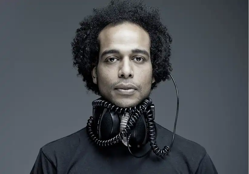 Johnny D mezcla house y techno de forma minimalista, con sonidos crudos y envolventes.