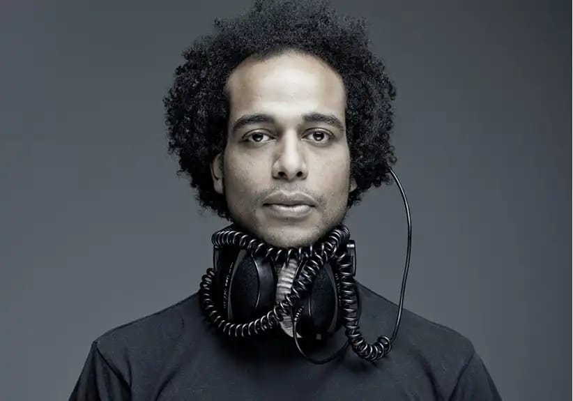 Johnny D mezcla house y techno de forma minimalista, con sonidos crudos y envolventes.