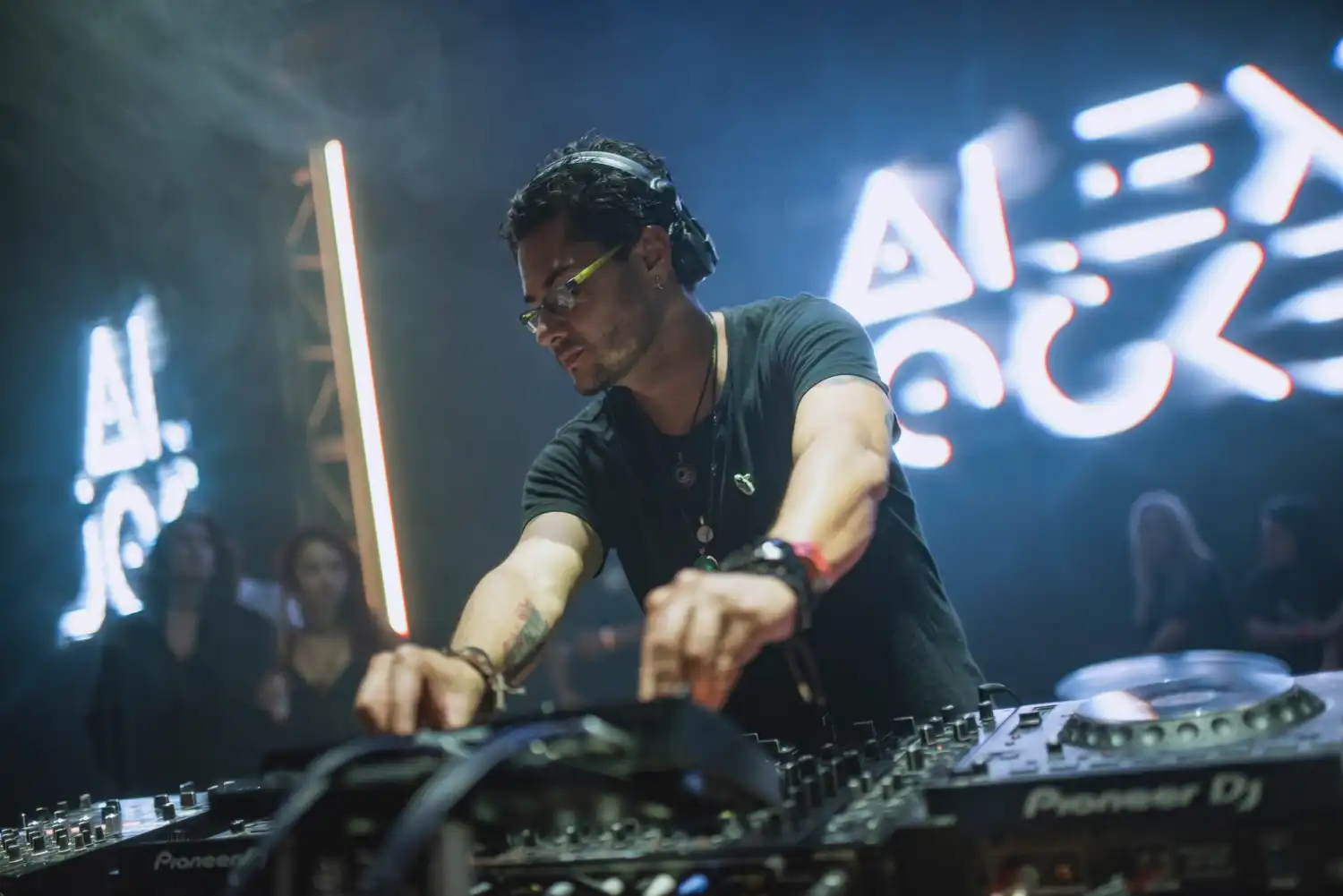 Alex Jockey: figura clave del techno nacional que fusiona lo clásico con lo contemporáneo.