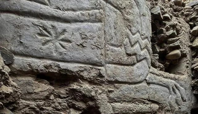 Hallan mural prehispánico de 4.000 años con colores y relieves en Huaca Yolanda, Perú.