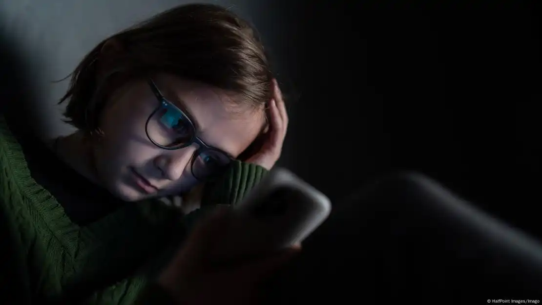 Estudio revela que usar smartphones antes de los 13 años afecta la salud mental.