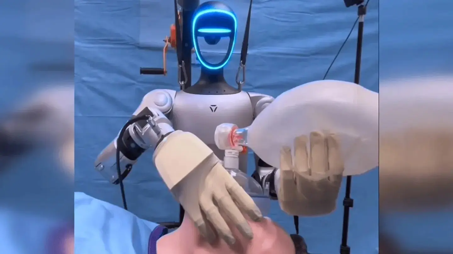 Robot humanoide realiza exámenes e intubaciones.