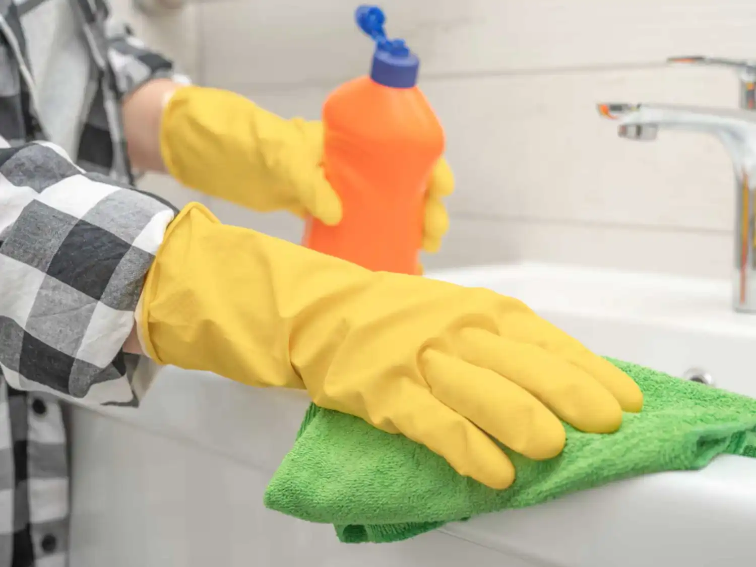 Limpiar con químicos daña tus pulmones tanto como fumar durante 20 años.