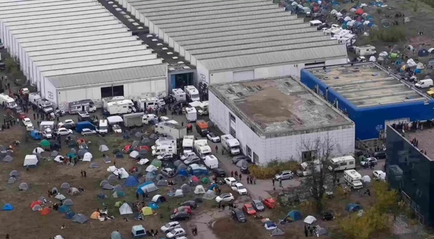 Rave ilegal masivo en una fábrica abandonada de BUGATTI.