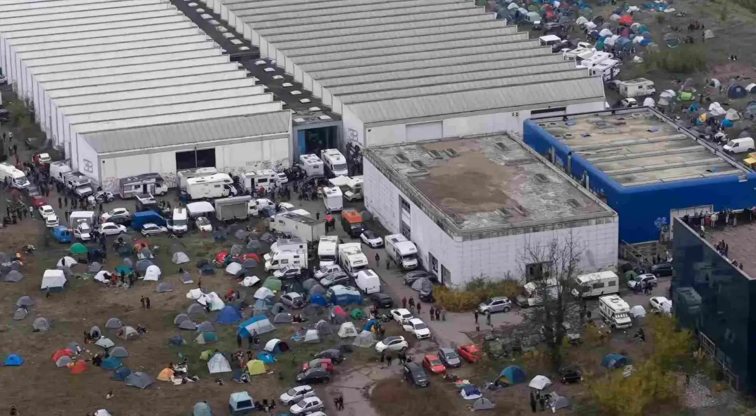 Rave ilegal masivo en una fábrica abandonada de BUGATTI.