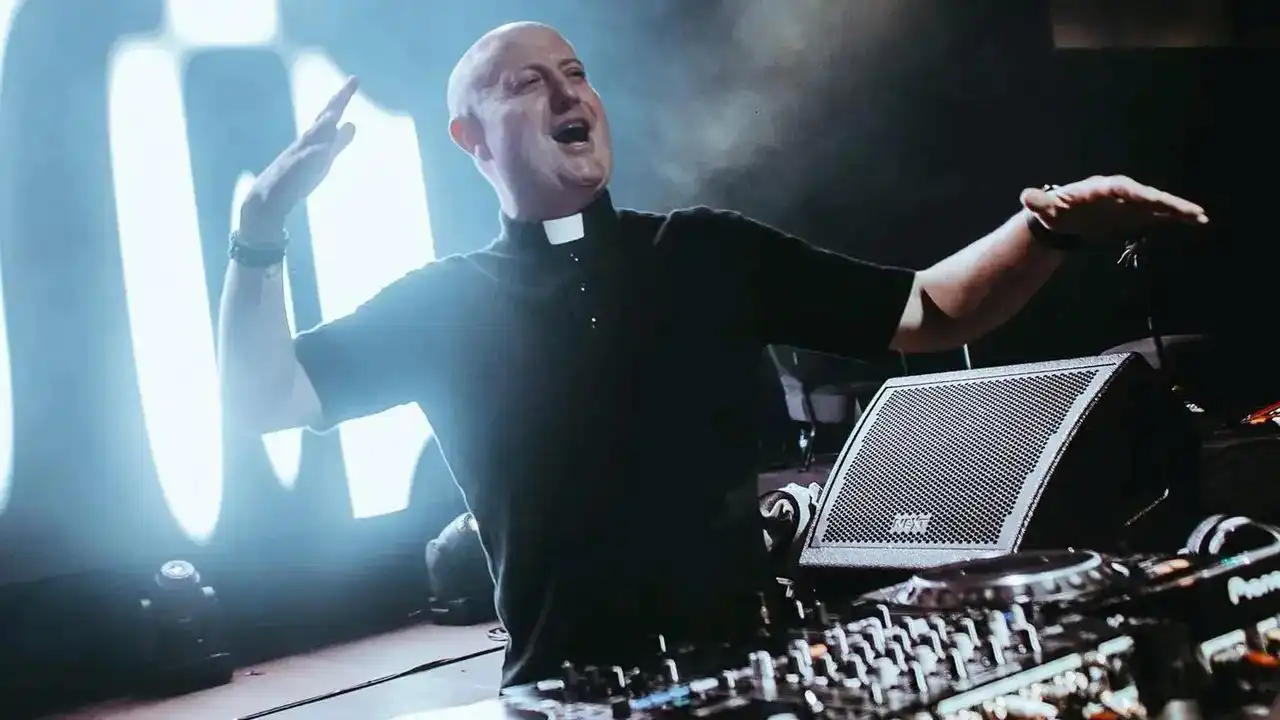 Un sacerdote montó una rave frente a una catedral con la aprobación del papa.