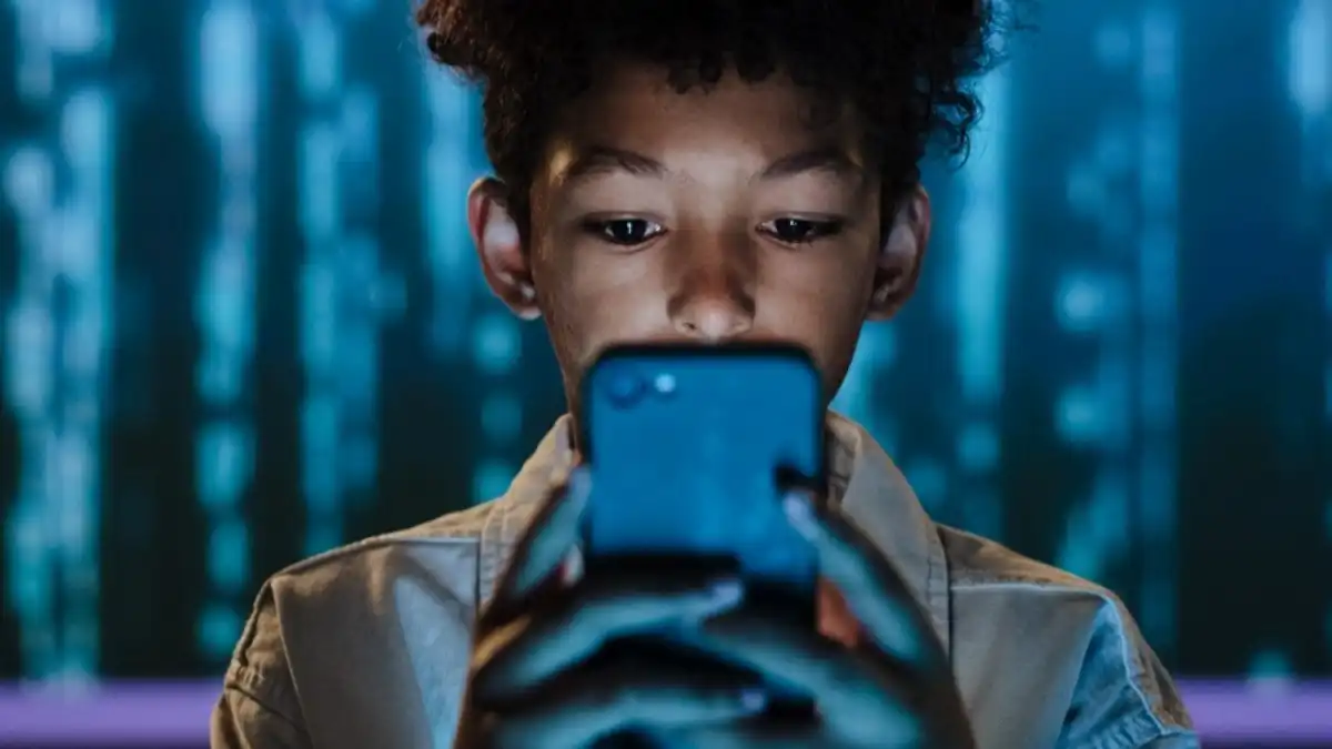 Australia prohíbe las redes sociales a menores de 16 años.