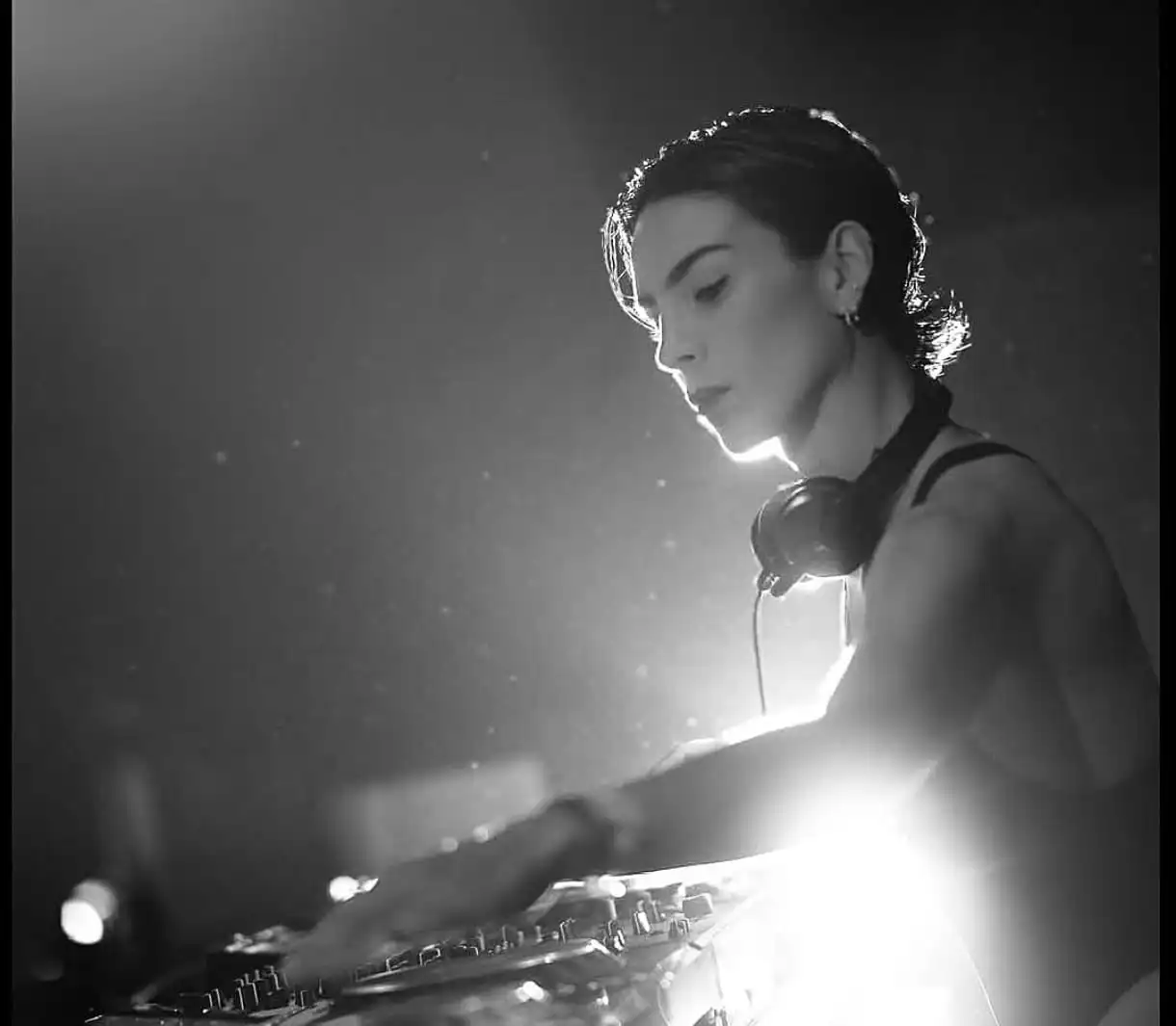 Andrea Zapata y el pulso hipnotico de “Hypnosis”