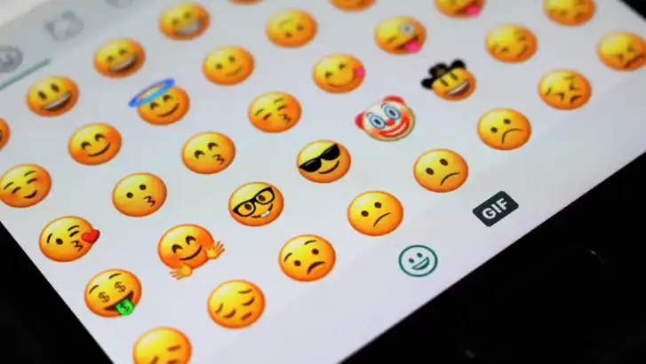 Acaban de salir 8 emojis nuevos — incluido un icono polémico que provocó una disculpa por parte de Apple