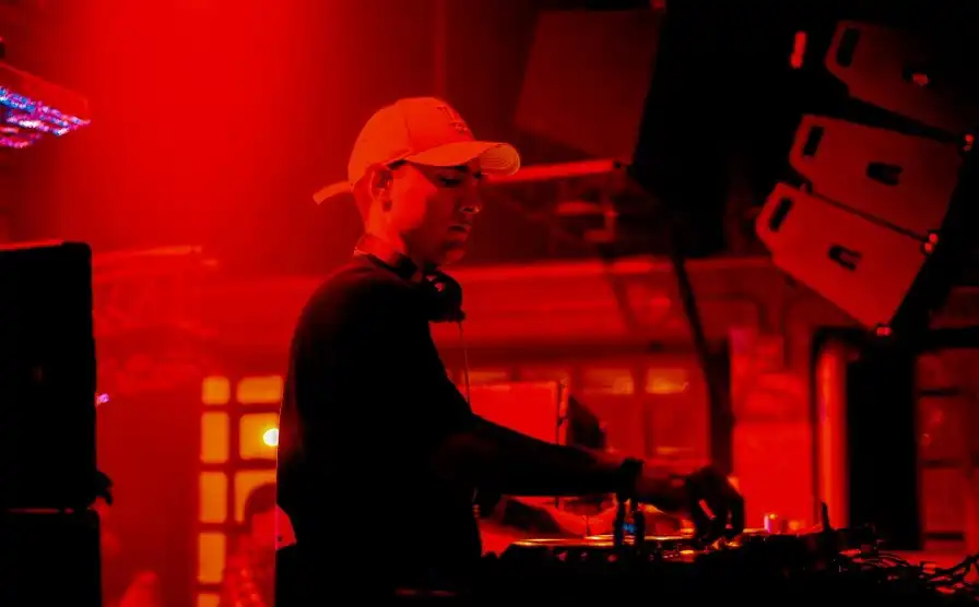 SANTIAGO ÁNGEL en Entrevista: La ética va desde como se contratan los Djs hasta los precios de las entradas