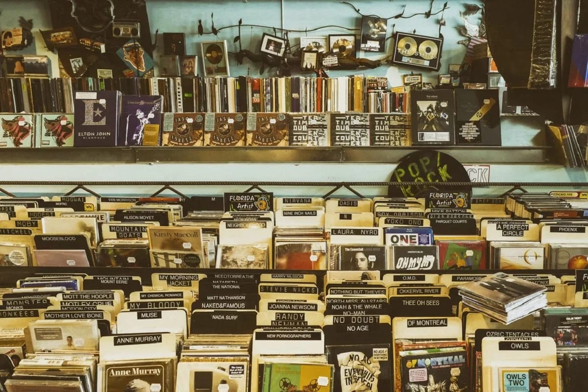El CD resurge en 2026 y desplaza al vinilo, pero no por su sonido