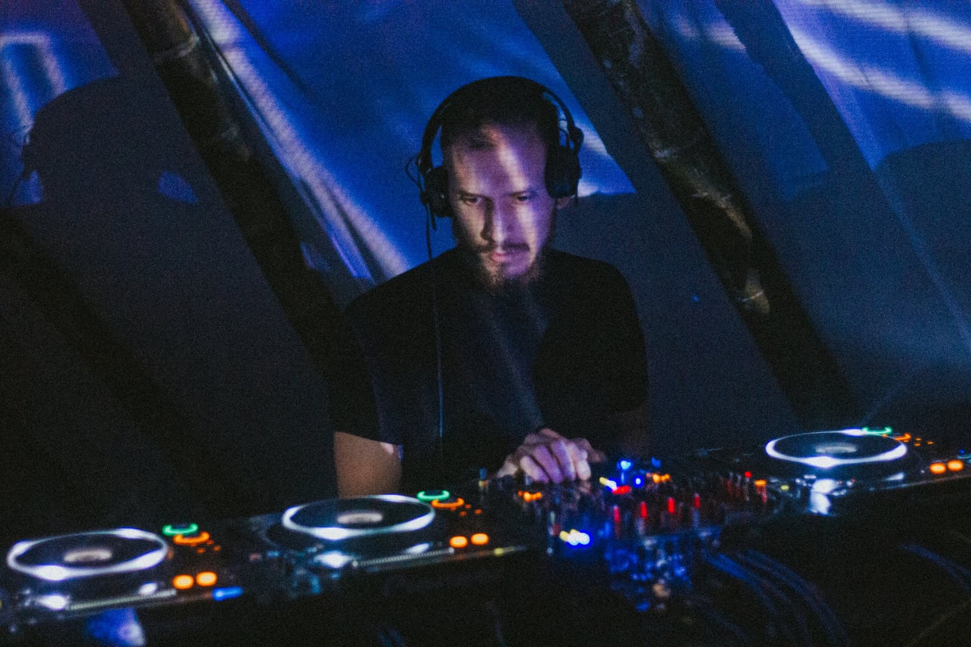 ZEMÖG presenta el lanzamiento de Tepuy Records con ‘GUAYANA EP’ en formato vínilo remezclado por FERAL