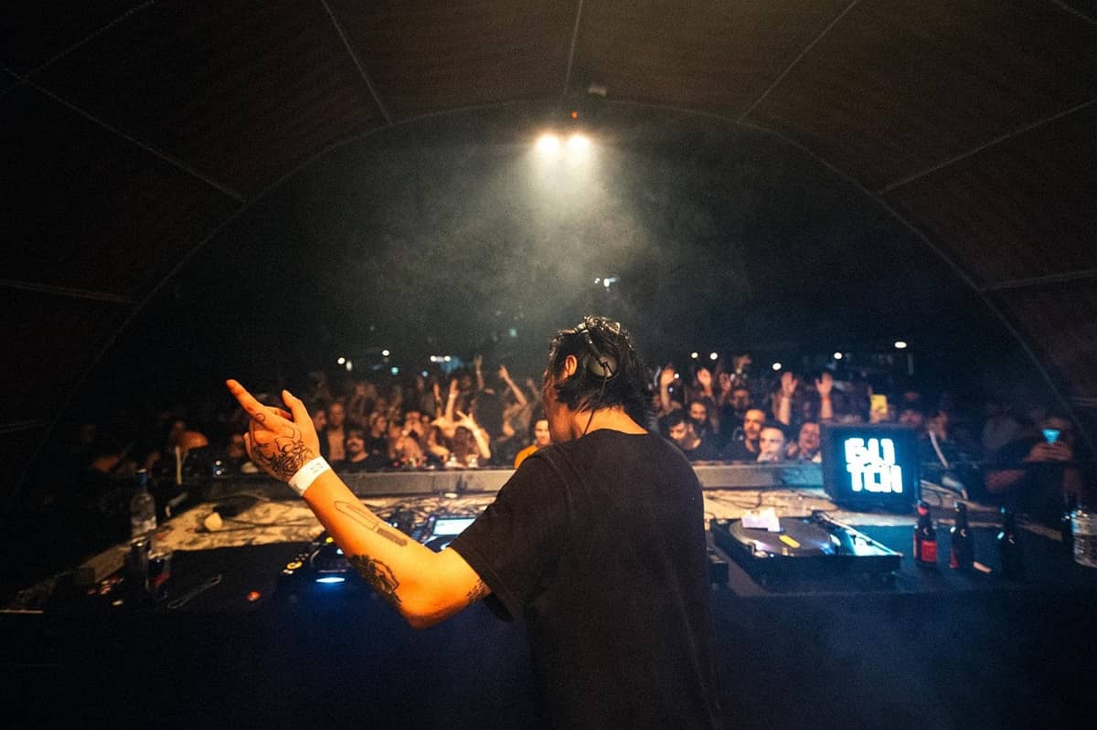 ¡Huele a rave! HADONE con sonidos hard y estilo pistero en ReConnect