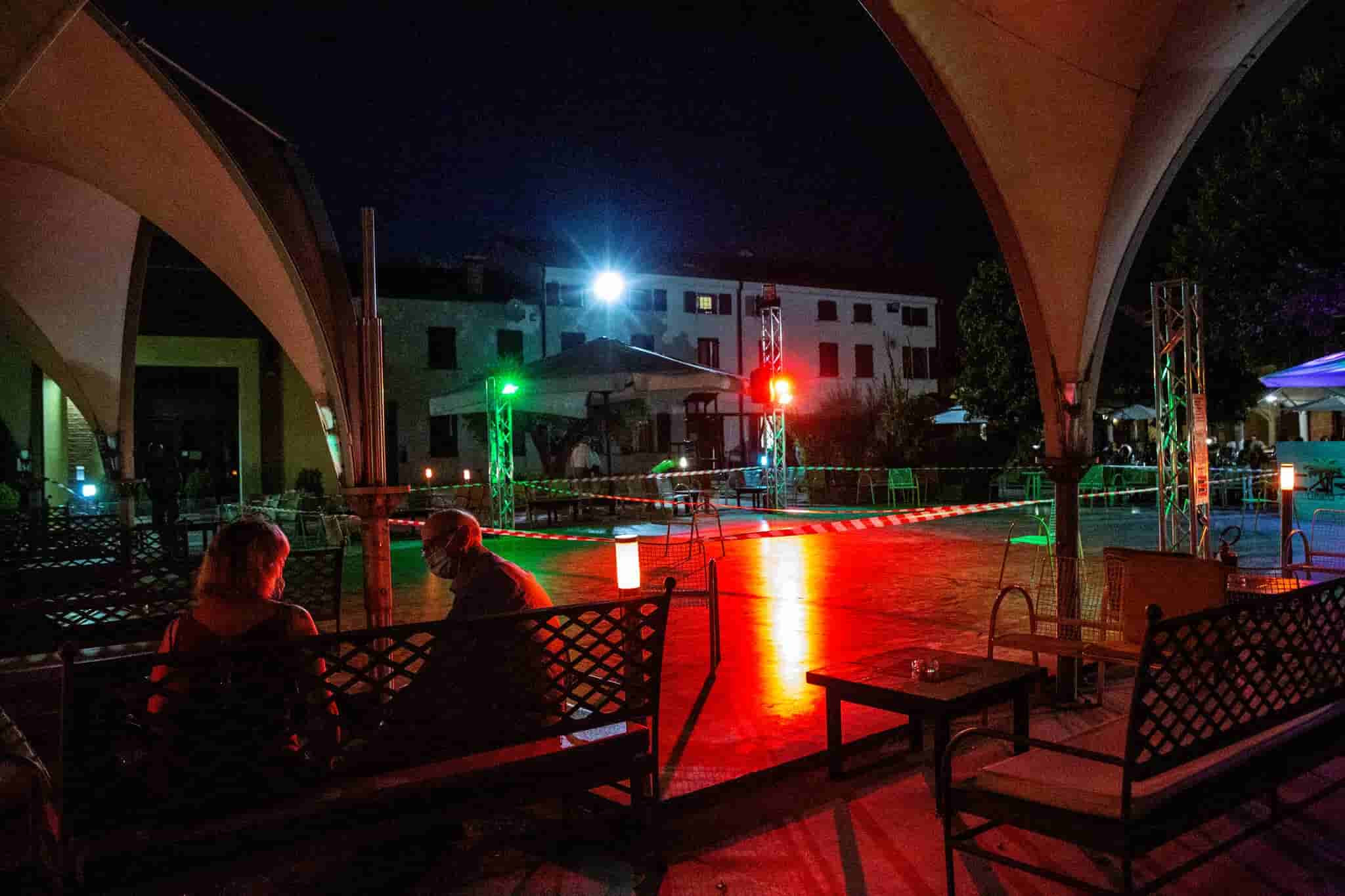 Prohibido bailar en Italia: ¨Tuvieron que dejar de bailar porque esos jóvenes se amontonaban¨