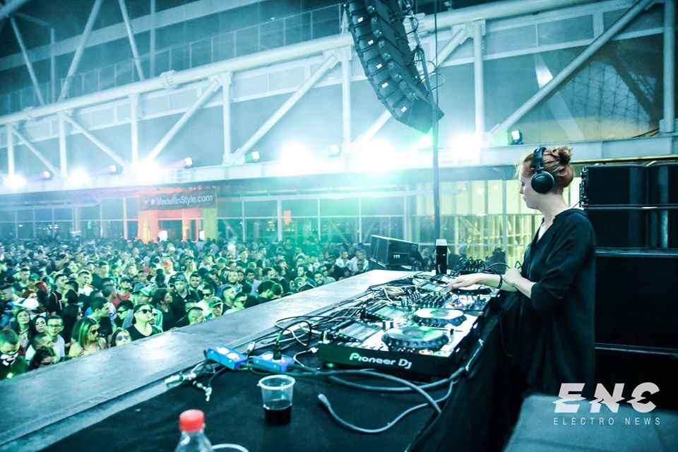 DASHA RUSH: Escucha 5 piezas entre las profundidades y vaivén de los cuerpos