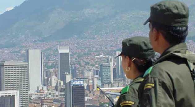 A piedra y bala reciben a policías en barrios de Medellín