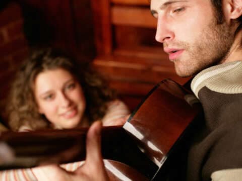 Las mujeres se conquistan con música, revela estudio