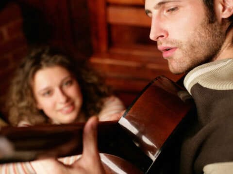 Las mujeres se conquistan con música, revela estudio