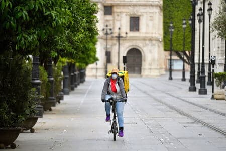 Covid: Los encuentros en espacios cerrados son más peligrosos que reuniones masivas al aire libre con distanciamiento