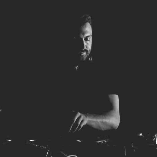 Premiere: Escucha ‘Unexpected Day’ de MZDZ en Default Series