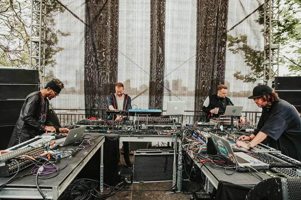 Escucha a VRIL, SEBASTIAN MULLAERT & MATHEW JONSON en un armónico Circle Of Live Jam