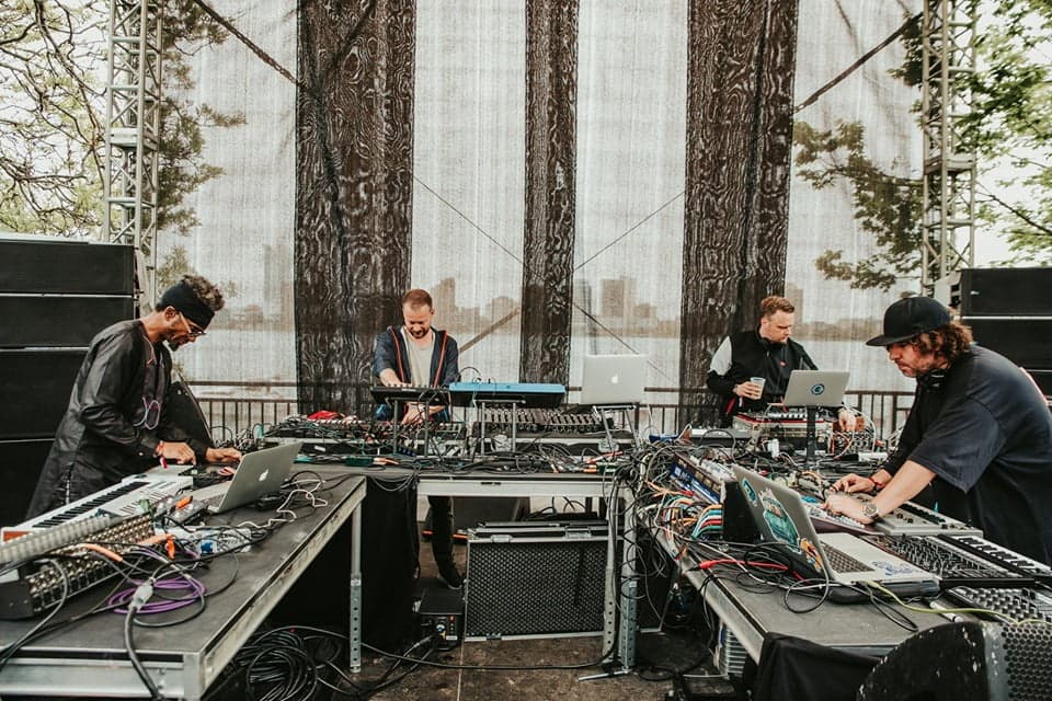 Escucha a VRIL, SEBASTIAN MULLAERT & MATHEW JONSON en un armónico Circle Of Live Jam