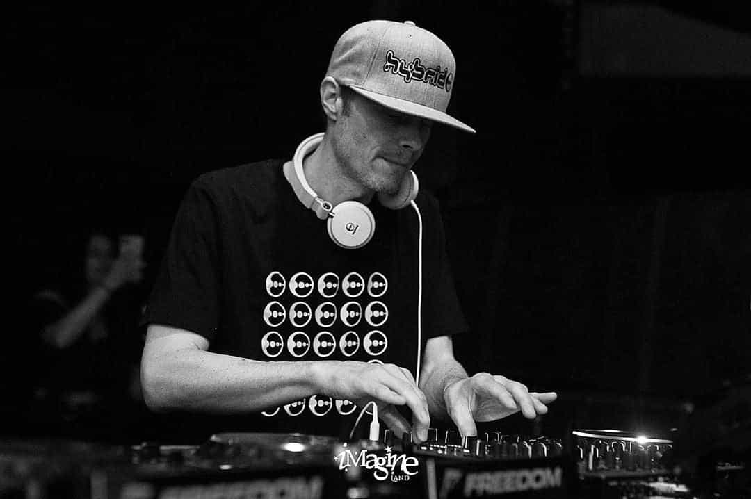 CARI LEKEBUSCH nos ofrece una mezcla intensa de acústica corroída