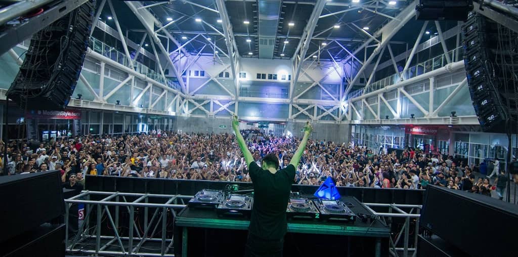 CLAUDIO PRC dedica floreciente podcast a colombianos que defienden sus derechos