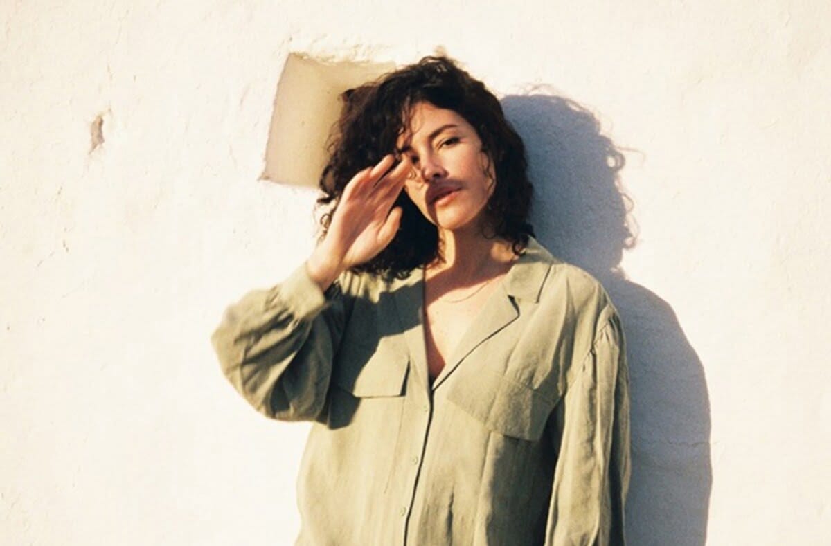 Carlota expone su primera música en solitaria en трип