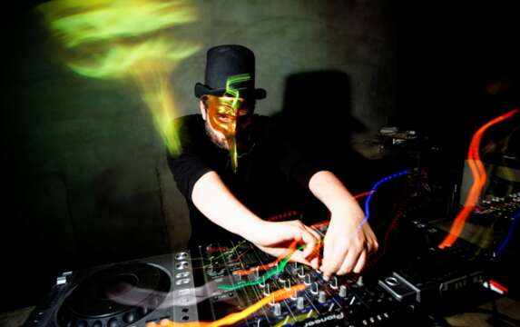 Claptone hace un regalo