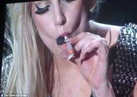 Lady Gaga se fuma un Joint en Concierto en Amsterdam