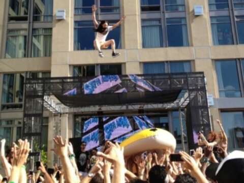 Que inseguridad: Steve Aoki es demandado por romperle el cuello a una mujer