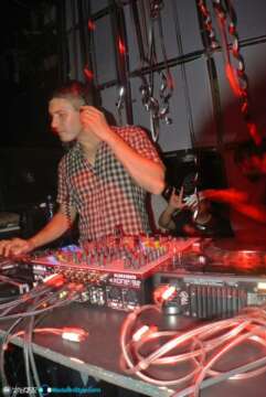 Heartthrob lanza ISNISNT